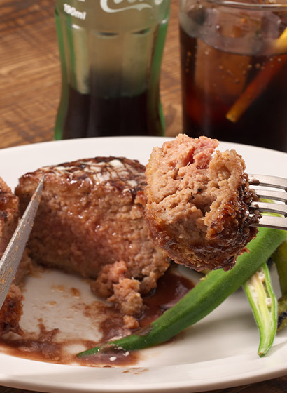メンチカツを食べる